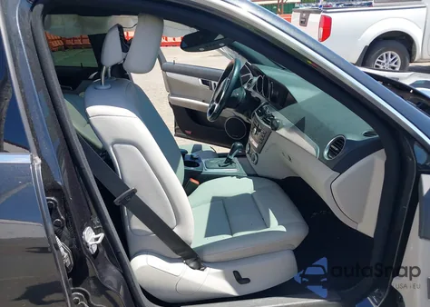 2013 Mercedes-Benz C 300 4Matic из США, поврежденный, VIN WDDGF8AB1DA777952